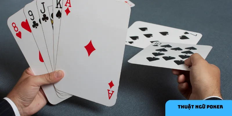 Bluff là nghệ thuật đánh lừa đối thủ để giành lợi thế.